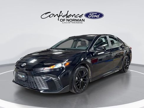 Used 2025 Toyota Camry SE FWD image 1