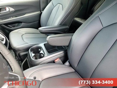 New 2025 Chrysler Pacifica Select image 21