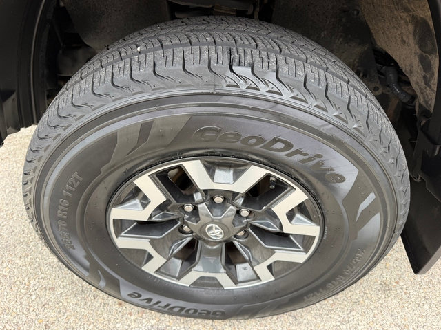 Certified 2020 Toyota Tacoma TRD Off-Road AWD/4WD image 12