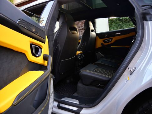 Used 2022 Lamborghini Urus AWD/4WD image 16