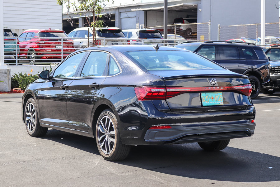 Used 2025 Volkswagen Jetta SE FWD image 8
