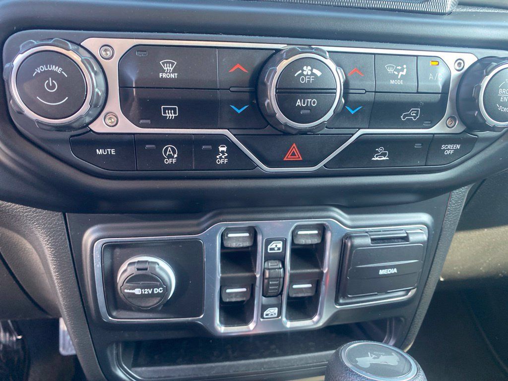 Used 2023 Jeep Wrangler Unlimited Sahara AWD/4WD image 5