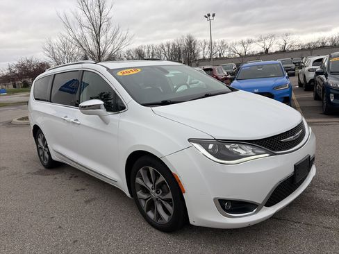 Used 2018 Chrysler Pacifica Limited w/ Tire & Wheel Group FWD image 3