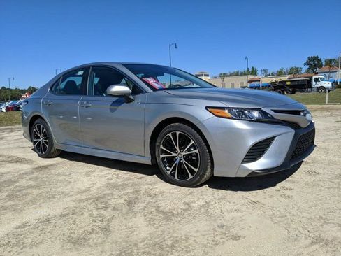 Used 2020 Toyota Camry SE FWD image 2