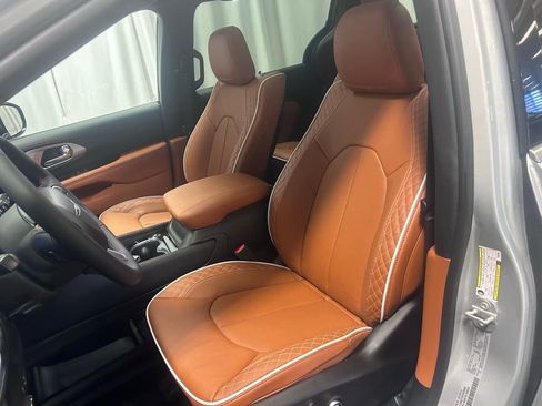 New 2026 Chrysler Pacifica Pinnacle image 8