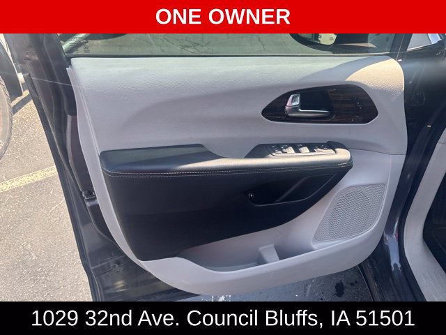 Used 2023 Chrysler Pacifica Limited FWD image 18