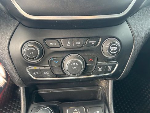 Used 2020 Jeep Cherokee Latitude Plus w/ Cold Weather Group AWD/4WD image 31