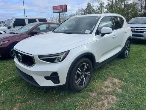 Used 2023 Volvo XC40 B5 Core image 1
