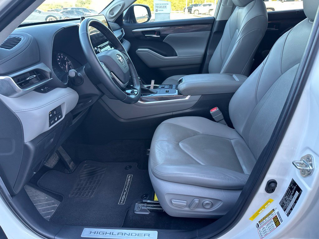 Used 2020 Toyota Highlander Limited FWD image 15