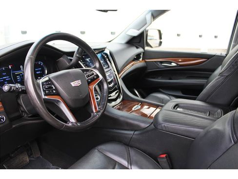 Used 2016 Cadillac Escalade ESV Luxury image 9