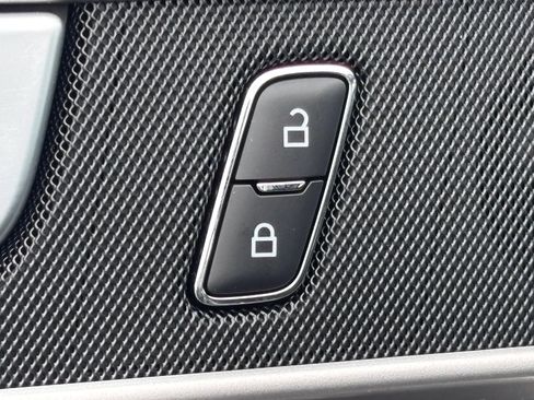 Used 2023 Ford Explorer XLT AWD/4WD image 21