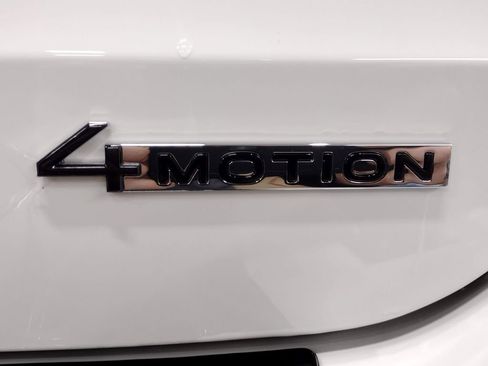 Certified 2025 Volkswagen Taos SE AWD/4WD image 14