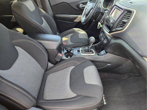 Used 2017 Jeep Cherokee Sport FWD image 13