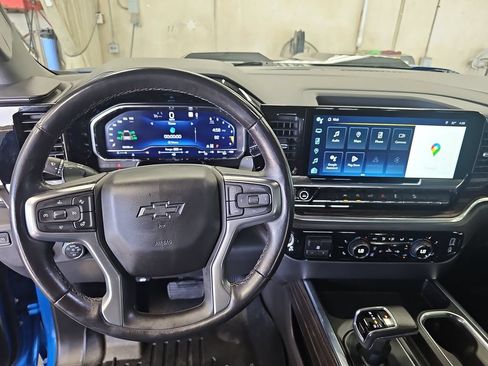 Used 2022 Chevrolet Silverado 1500 LT Trail Boss w/ Convenience Package II AWD/4WD image 16
