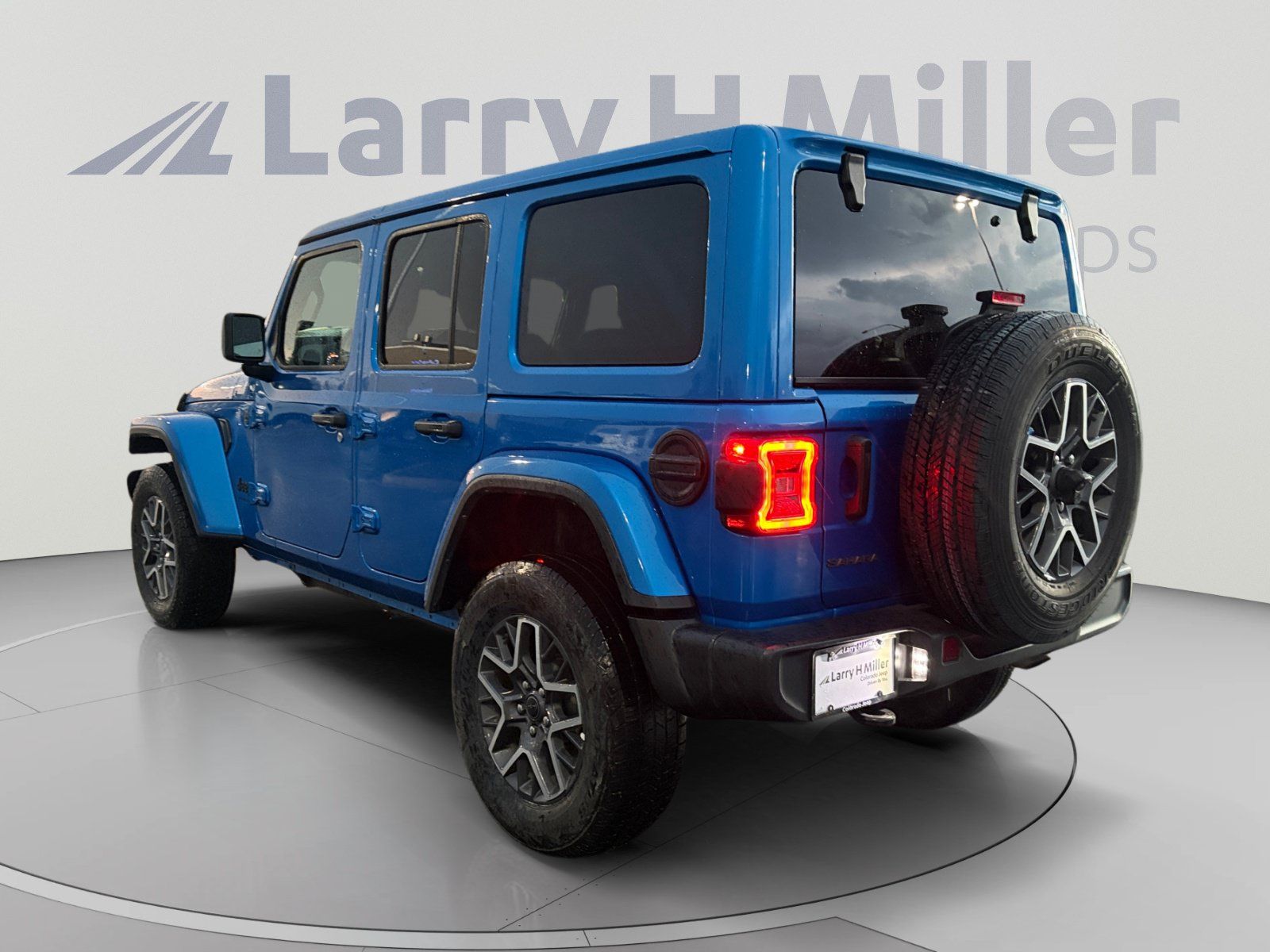 Used 2025 Jeep Wrangler Unlimited Sahara AWD/4WD image 3
