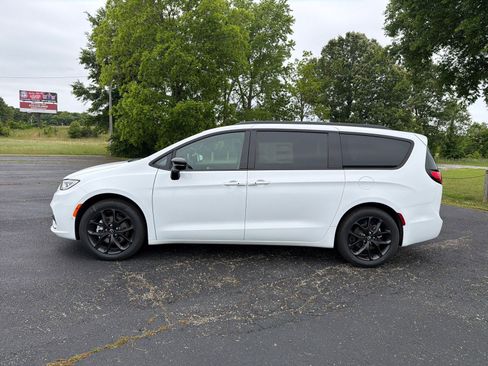 New 2026 Chrysler Pacifica Select w/ S Appearance Package FWD image 8