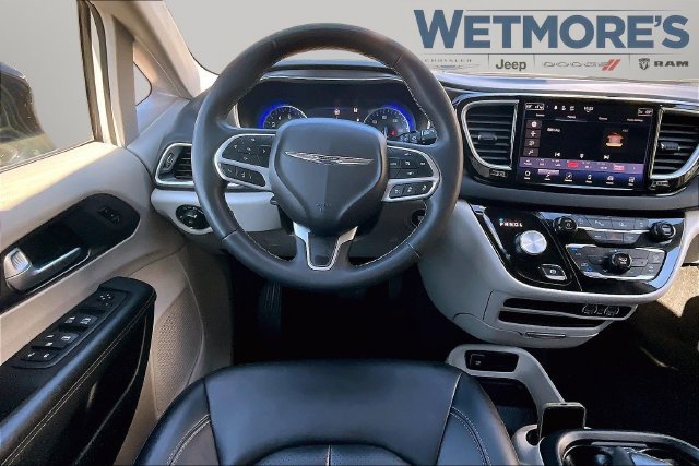 Used 2024 Chrysler Pacifica Touring-L FWD image 8