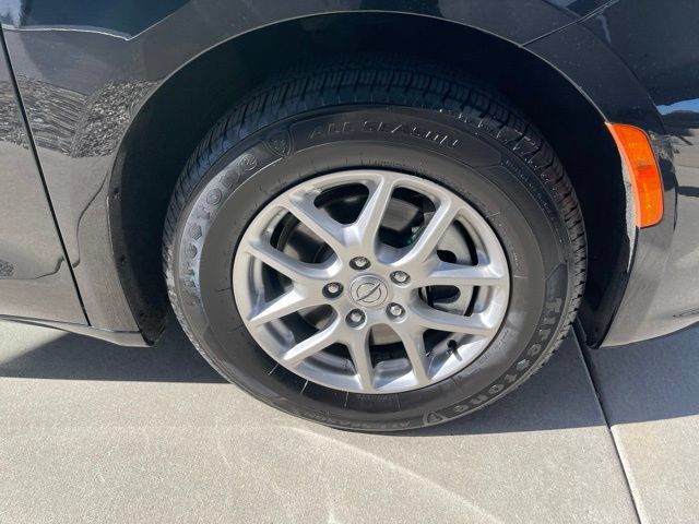 Used 2025 Chrysler Pacifica Select FWD image 19