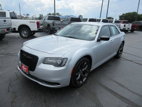 Used 2023 Chrysler 300 Touring w/ Sport Appearance Package RWD image 10