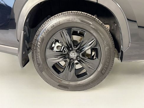 Used 2025 Toyota Highlander XLE image 33