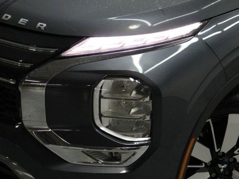 New 2025 Mitsubishi Outlander SE image 2