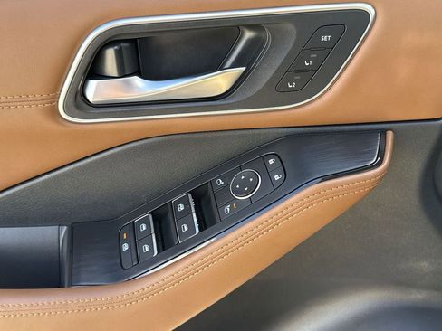 Used 2025 Nissan Rogue Platinum image 15