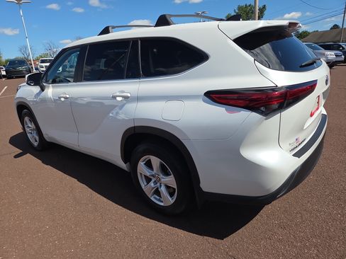 Used 2023 Toyota Highlander LE AWD/4WD image 5