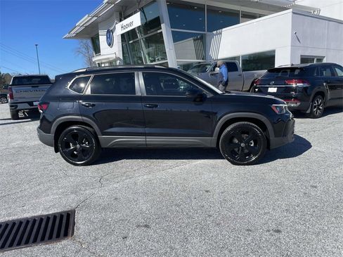 Used 2025 Volkswagen Taos SE image 2