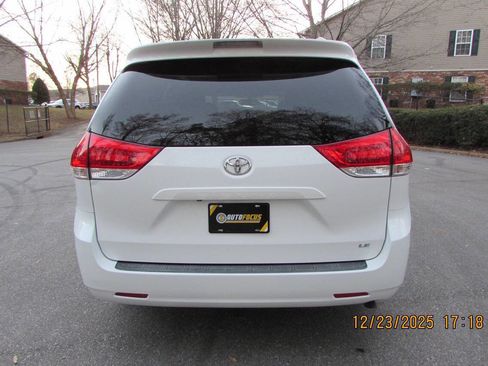 Used 2012 Toyota Sienna LE image 5