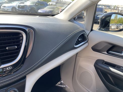 Used 2024 Chrysler Pacifica Limited FWD image 24