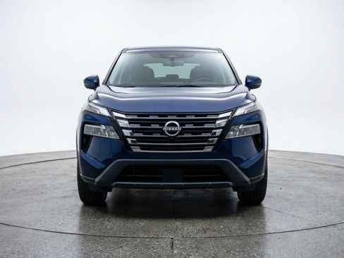 Used 2025 Nissan Rogue SV image 2