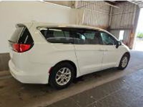 Used 2018 Chrysler Pacifica LX FWD image 5