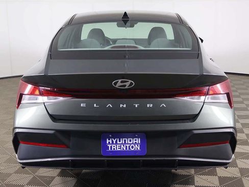 Used 2024 Hyundai Elantra SEL FWD image 11