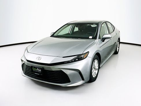 Used 2025 Toyota Camry LE image 3