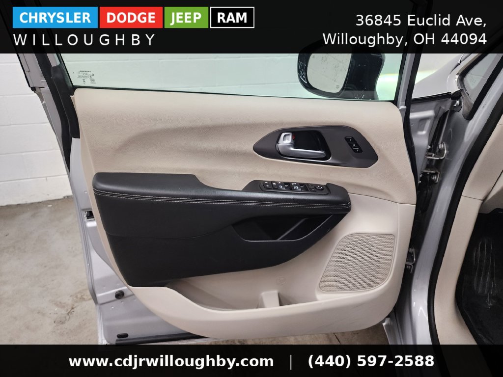 Used 2024 Chrysler Pacifica Touring-L FWD image 11