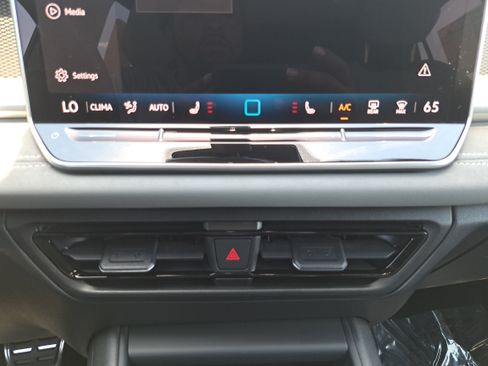 Used 2025 Volkswagen Tiguan SE R-Line AWD/4WD image 21