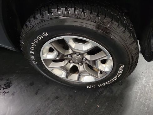 Used 2019 Jeep Cherokee Trailhawk w/ Cold Weather Group AWD/4WD image 12