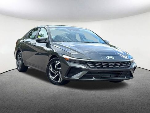 Used 2025 Hyundai Elantra Sport image 2