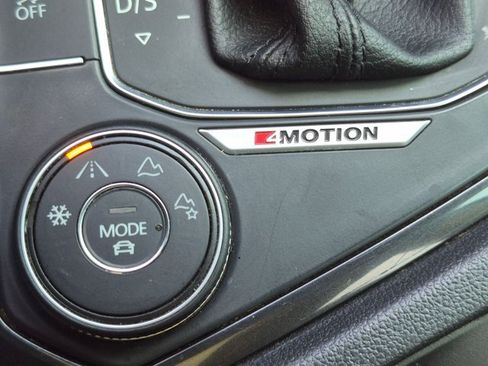 Used 2018 Volkswagen Tiguan SEL AWD/4WD image 17