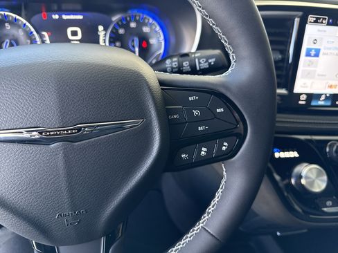 New 2026 Chrysler Pacifica Select w/ S Appearance Package image 21