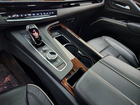 Used 2024 Cadillac Escalade Premium Luxury image 19