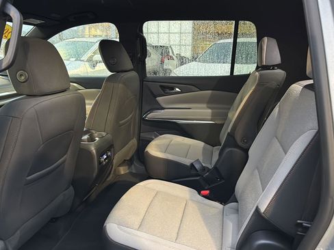 Used 2025 Chevrolet Traverse LT image 9