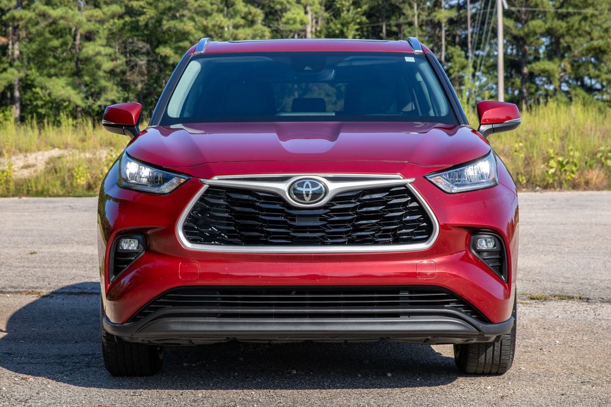 Used 2020 Toyota Highlander XLE FWD image 2