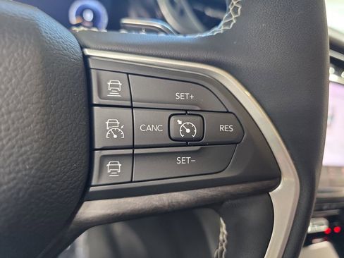 Used 2023 Jeep Grand Cherokee L Limited w/ Luxury Tech Group II AWD/4WD image 18