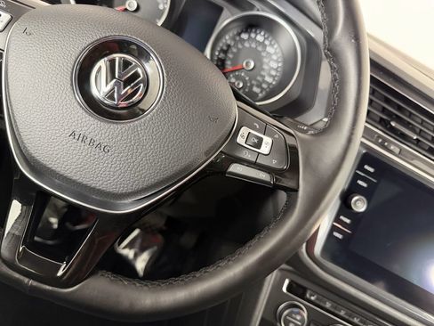 Used 2018 Volkswagen Tiguan SEL AWD/4WD image 28
