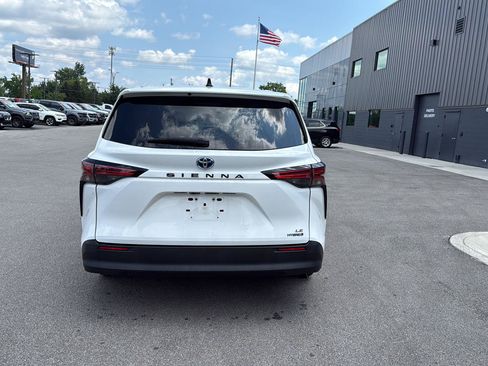 Used 2021 Toyota Sienna LE FWD image 4
