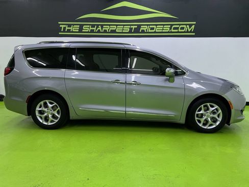Used 2020 Chrysler Pacifica Limited FWD image 11