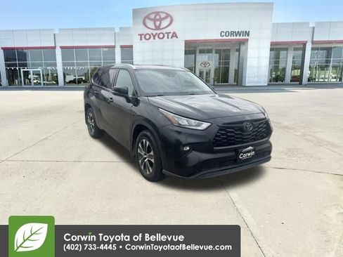 Used 2020 Toyota Highlander XLE AWD/4WD image 32