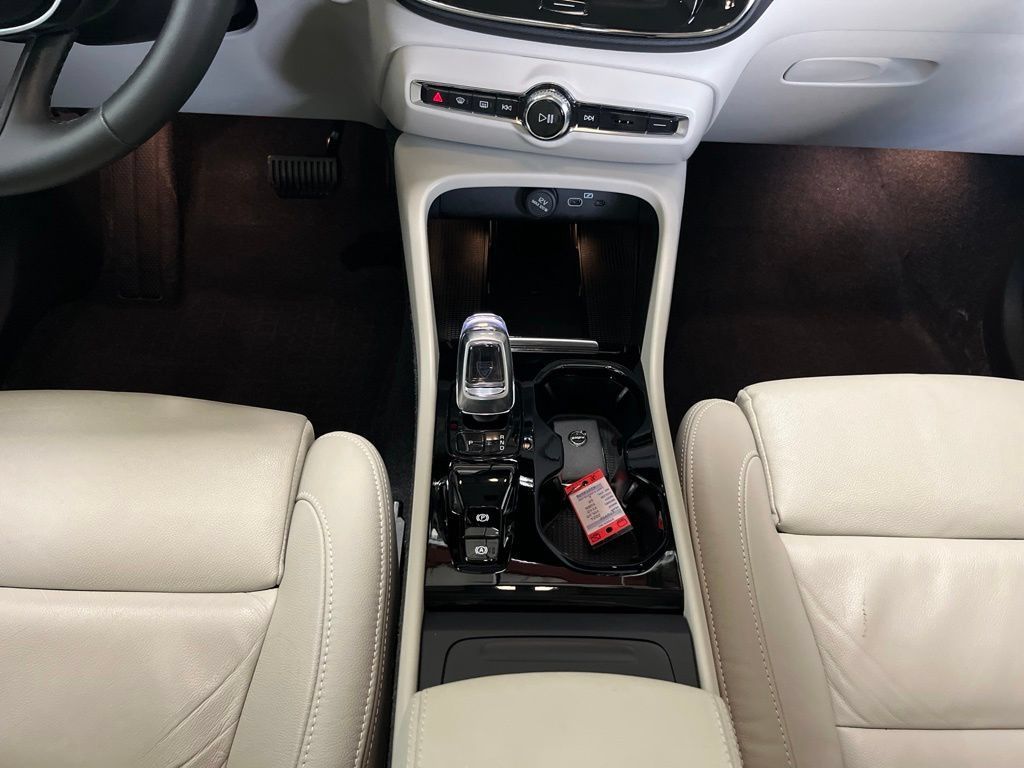 Used 2024 Volvo XC40 B5 Plus w/ Climate Package AWD/4WD image 11