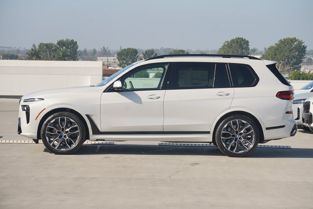 Used 2026 BMW X7 xDrive40i w/ M Sport Package AWD/4WD image 4